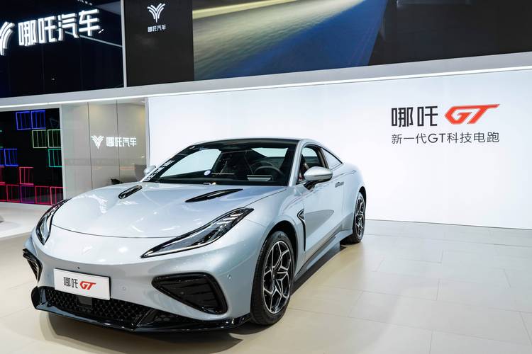 成都245哪吒汽车在智能汽车领域的表现，领途汽车在新能源汽车市场中的影响力